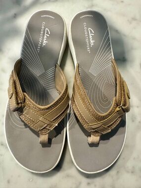 Clarks Beige/Tan Cloudsteppers Thong Sandals